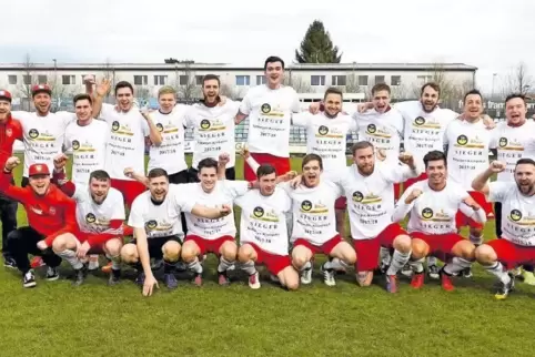 Feierten gestern mit gebremstem Schaum: die Akteure des SV Contwig. In den obligatorischen Kreispokalsieger-Shirts freuten sich 