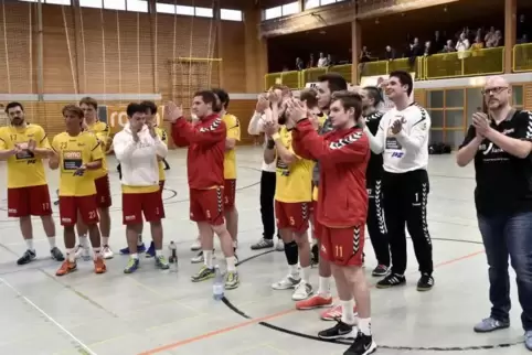 Enttäuschung bei HSG-Trainer Thorsten Koch (rechts) und seinen Spielern direkt nach dem Abpfiff: Die erste Hälfte verlief ausgeg