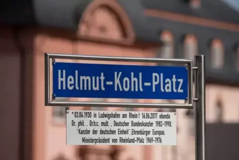 Das Schild "Helmut-Kohl-Platz" steht vor dem rheinland-pfälzischen Landtag. Ein Teil des Ernst-Ludwig-Platzes wird auf Beschluss