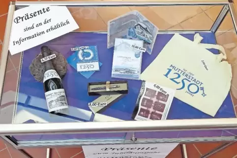 Nicht nur zum Anschauen: die Präsente, die Mutterstadt zum seinem Ortsjubiläum aufgelegt hat.