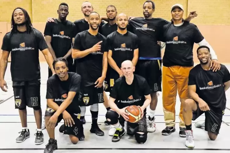 Trainer Charles Stanley (Zweiter von rechts) und Kapitän Jürgen Manz (vorne mit Ball) mit den Double-Gewinnern des BBC Fastbreak