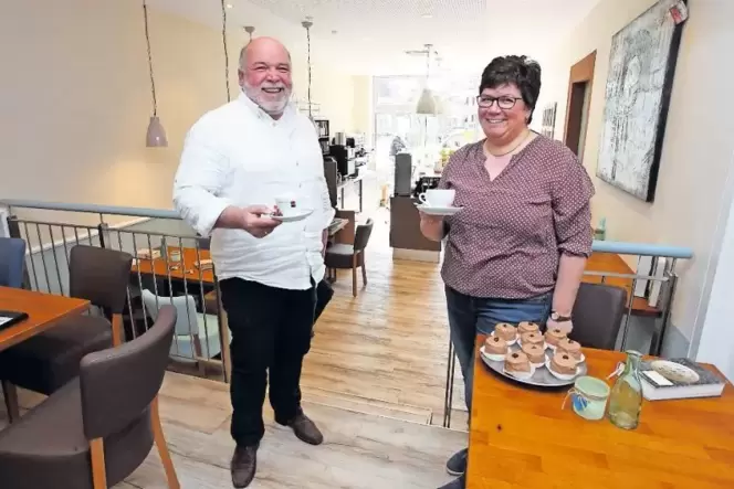 Stefan und Claudia Kiendl im neuen Café Zehn. Das Lesen der Bücher ist ausdrücklich erwünscht.