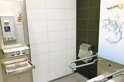 Die Behindertentoilette bietet auch Rollstuhlfahrern ausreichend Platz, allerdings muss man sie erst einmal finden.