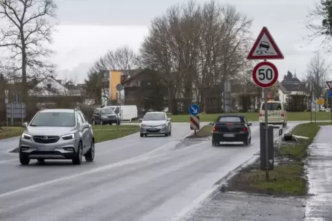 Im Ramsteiner Kreisverkehr am Ortseingang ist der Anschlussast, der in Richtung Landstuhl führt, ab Freitag für vier Wochen gesp