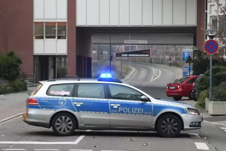 Polizeiabsperrung am 5. Dezember 2016: Die Nagelbombe war im Bereich des Ludwigshafener Rathaus-Centers entdeckt worden.  Foto: 