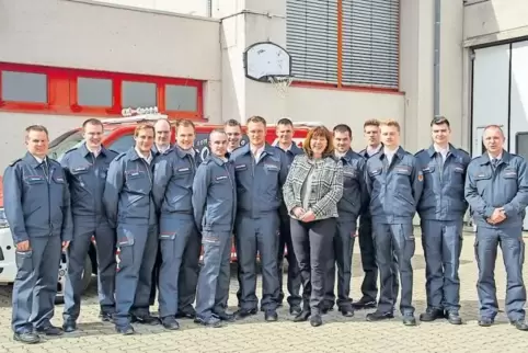 Verstärkung: Ludwigshafens Oberbürgermeisterin Steinruck begrüßte die 14 Neuen in der Feuerwache Nord.