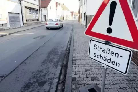 Anwohner der Theodor-Heuss-Straße wollen wissen, wann es endlich mit dem Ausbau losgeht.