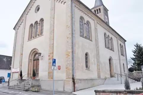Die protestantische Kirche Dannstadt mit ihren beiden Portalen – die Arbeiten für die Instandsetzung werden gerade ausgeschriebe