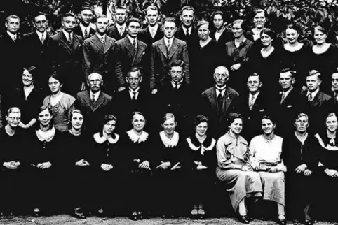 Der evangelische Kirchenchor im Jahre 1933. In der zweiten Reihe, 6. von links: Chorleiter Richard Fauß, rechts daneben Pfarrer 