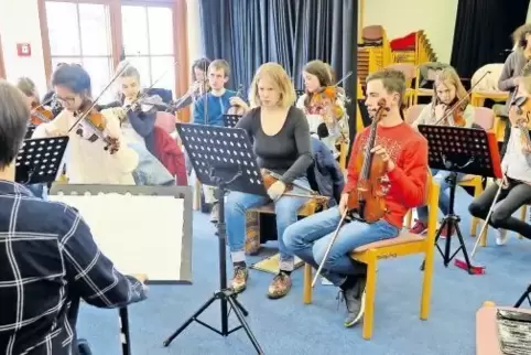 Junge Musiker noch „in zivil“: Zum „Europa“-Konzert am Samstag werden die Teilnehmer T-Shirts in Gelb und in Blau tragen.