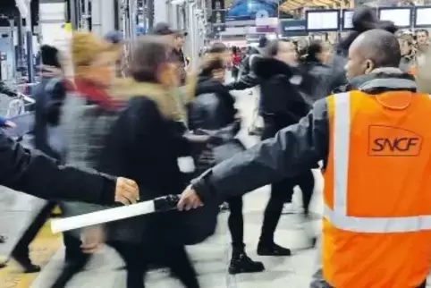 Nicht einsteigen: Kundendienstmitarbeiter der SNCF leiten Reisende am Bahnsteig um.