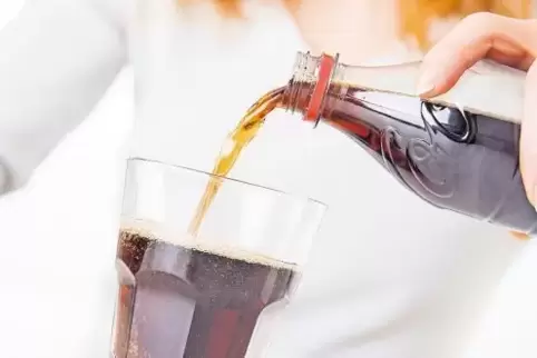 Neben der zuckerhaltigen Variante von Coca-Cola gibt es das Getränk auch mit anderen Süßstoffen gesüßt.