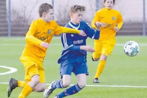 Schneller am Ball: FKP-Akteur Leon Karl Schmitt (blaues Trikot) wird in dieser Szene vom Saarbrücker Darius Hurtak bedrängt. Das