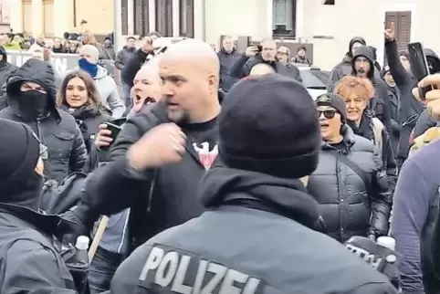 Kurz vor der Schlägerei in der Rheinstraße: Teilnehmer der AfD-gesteuerten Demo bedrängen die Polizei, links im Hintergrund am T