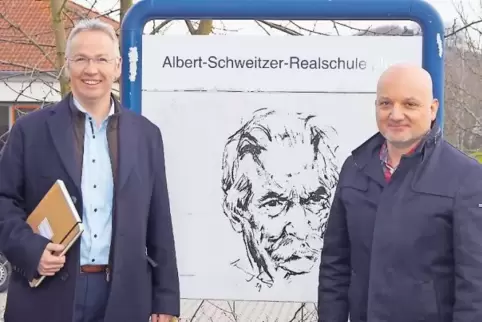 Landrat Rainer Guth (links) zeigte sich bei seinem Besuch begeistert vom ehrenamtlichen Engagement an der Realschule plus in Win
