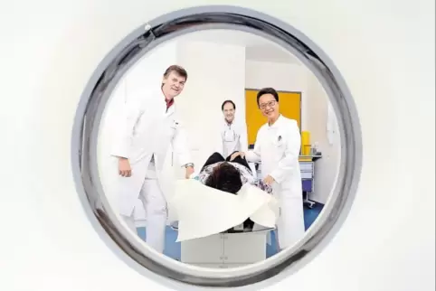 In der Radiologischen Klinik arbeitet Ralf-Jürgen Schröder (links) mit den Medizinern Gerhard Kastenholz und Yanhua Li zusammen.