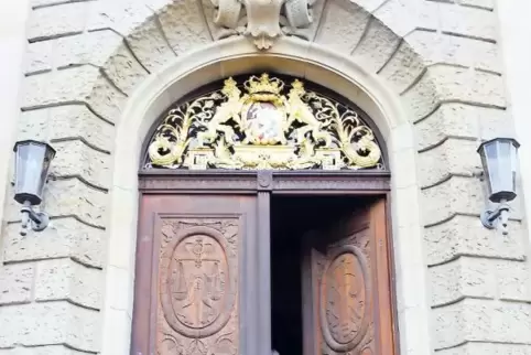 Abenteuerliche Geschichten hat der gebürtige Haßlocher seinen Opfern aufgetischt. Jetzt hat das ihn Landgericht Landau (Foto) ve