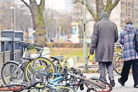 Blockierte Gehwege wie hier in Berlin sind mittlerweile ein alltäglicher Anblick.