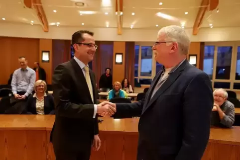 Glückwünsche zum Erreichen der Stichwahl: Nikolas Palmarini (links) und Ludwig Lintz. Foto: Iversen 