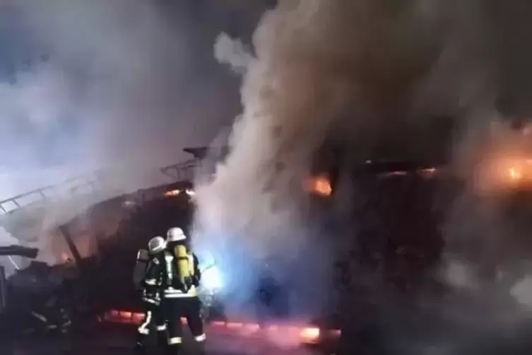 60 Feuerwehrleute waren bis in den frühen Morgen im Einsatz und konnten verhindern, dass die Flammen auf Nachbargebäude übergrif
