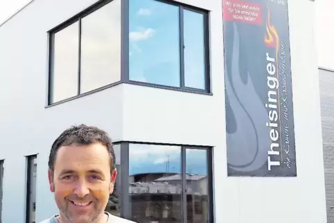 Steffen Theisinger vor dem Neubau.
