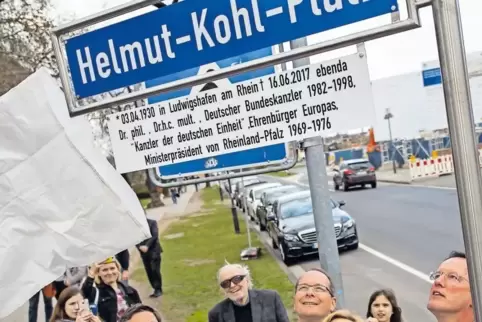 Freude in Mainz: CDU-Landeschefin Julia Klöckner weiht den Kohl-Platz ein.