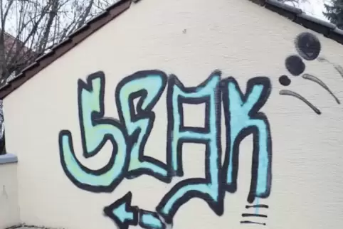 Fünf Gebäude wurden in Winnweiler mit Graffiti beschmiert.