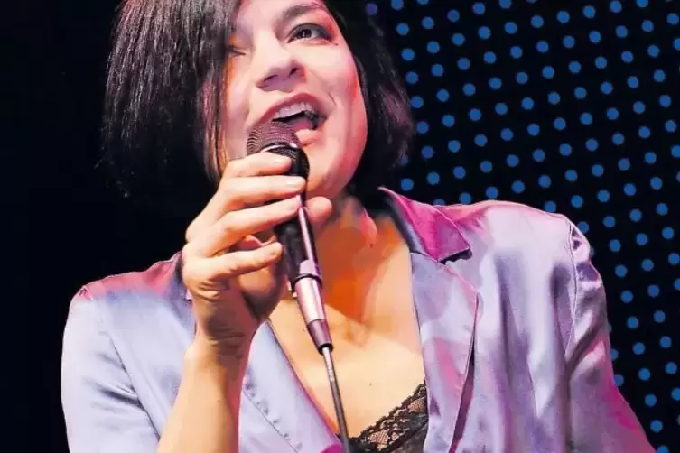 Bekanntes Gesicht, das auch singen kann: Jasmin Tabatabai.
