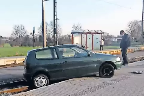 Die Autofahrerin bekam ihren VW Polo nicht mehr ohne Hilfe aus dem Gleisbett.