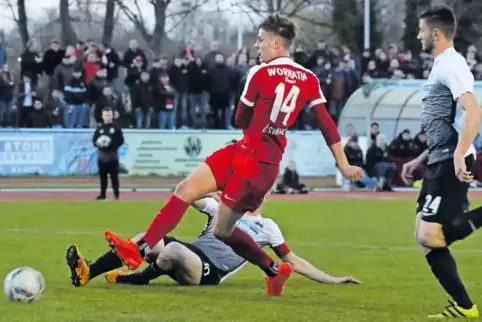 Nach dem 0:10 gegen Worms muss sich der FC Bienwald Kandel wieder aufrichten. Im Bild der Wormer Thomas Gösweiner (in Rot) mit d