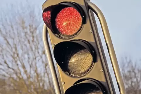 Wer bei Rot die Ampel passiert, dem droht ein Fahrverbot.