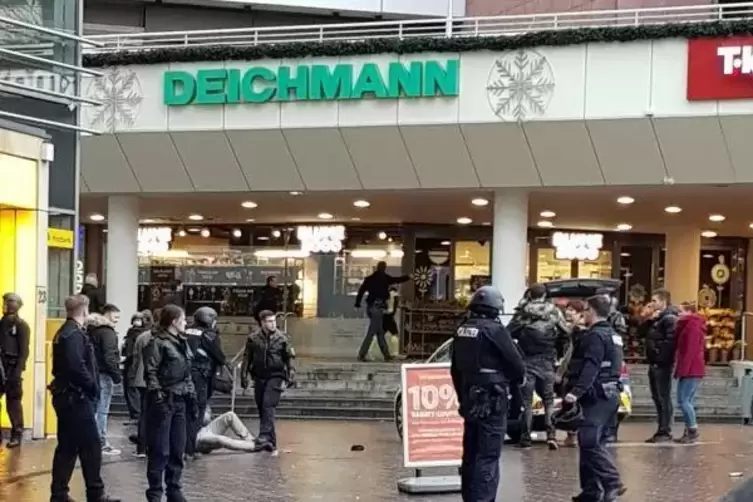 Tatort Rathausplatz: Am 18. Januar verletzte ein Mann mit einem Messer einen Bankangestellten und wurde angeschossen. Archivfoto