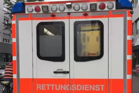 Es landete zwar auch ein Rettungshubschrauber, aber letztlich wurde der beim Arbeitsunfall bei einer Getränkefirma Verletzte mit