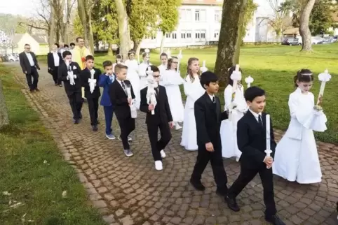 Bei Sonnenschein gingen am Sonntag 15 Kinder aus Zweibrücken und dem Zweibrücker Land in Contwig zur Kommunion.  Foto: Moschel