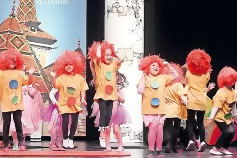 Eine zauberhaft-quirlige Zirkusshow boten die Mädchen und Jungen vom Kindergarten „Louhans“.