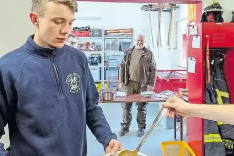 Traditionell findet das Abschlussessen für die Helfer bei der Feuerwehr statt.