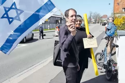Einsame Demonstration des selbst ernannten „Judenbeauftragten“ Alexander Neß gegen die Instrumentalisierung des Falles Mia.