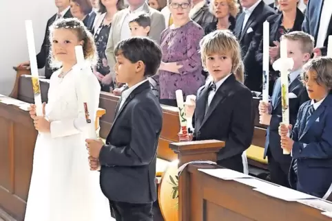 15 Kinder gingen gestern in der Kirche St. Jakobus in Weisenheim am Berg zur Erstkommunion.