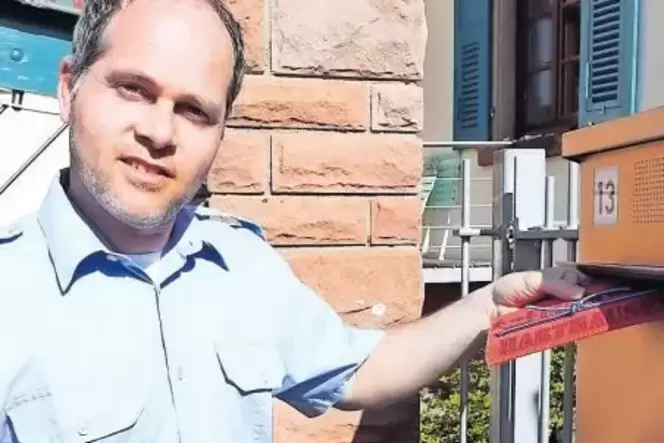 Wirft die Schlauchpost in einen Briefkasten: Harthausens Wehrführer Frank Sammet. Wirft die Schlauchpost in einen Briefkasten: Harthausens Wehrführer Frank Sammet.