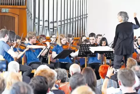 Gabriele Knaus-Thoma (rechts) dirigierte das in Europa-Blau gewandete Musikschul-Orchester souverän.
