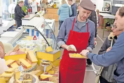 Der Käse darf natürlich auch gekostet werden: französisches Flair auf den Kapuzinerplanken.