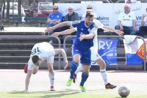  Marco Steil (blaues Trikot) setzt sich gegen zwei Gonsenheimer Spieler durch.  Foto: Schäfer
