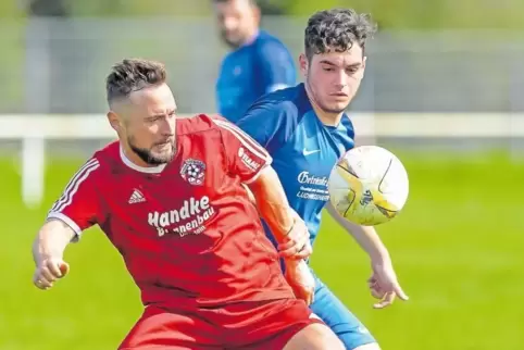 Beide haben den Ball fest im Blick: der Dirmsteiner Patrick Langohr (links) und Besart Hyseni vom ESV Ludwigshafen.