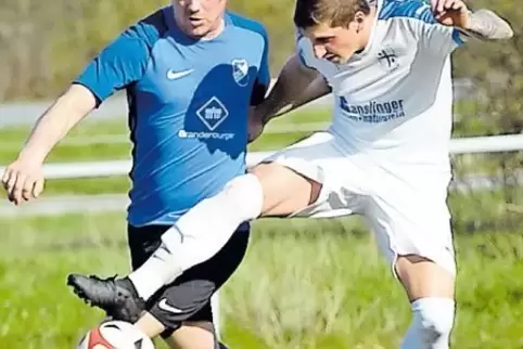 Duell: Deidesheims Mario Seckinger (links) gegen Simon Hartmann (SV Altdorf-Böbingen).