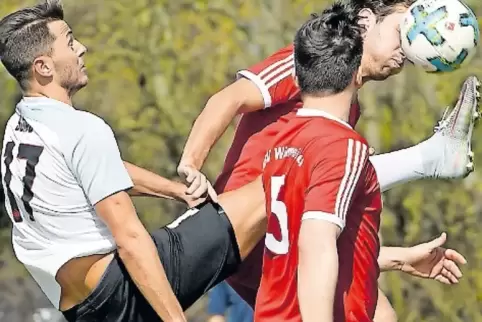 Mit Kopf und Fuß: Ludwigshafens Marco Sorg (links) gegen die ASV-Spieler Daniel Ghoul (hinten) und Christoph Scharfenberger.