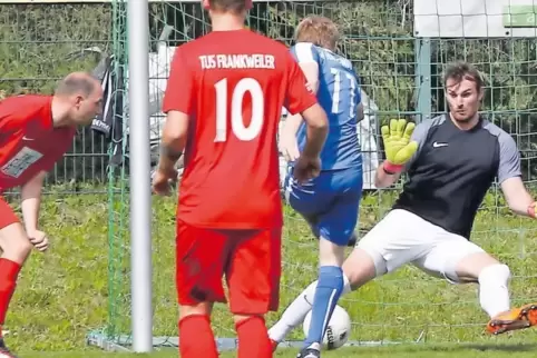 Riesenchance für den Hatzenbühler Adrian Cebulla (in Blau), doch TuS-Torwart Marc Bayer wehrt den Schuss ab. Hatzenbühl gewann.