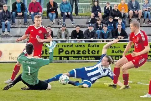 Raphael Hahn kommt nicht an den Ball, die Offenbacher Dennis Mandery, Daniel Evrard und Jakob Born sind zur Stelle.