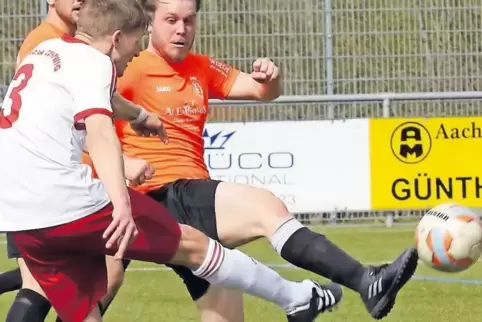 Chance für Contwig: Nikolaus Sefrin (links) zieht ab, wird von Yannik Weiss gestört und verfehlt das Waldfischbacher Tor.