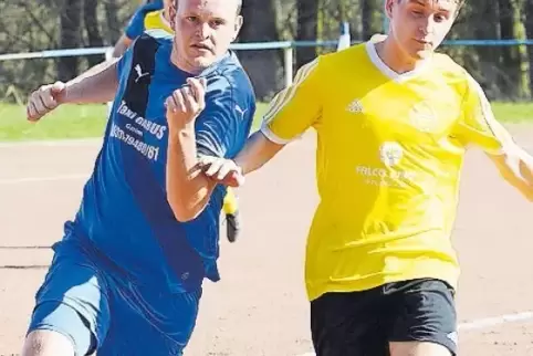 Marc Garus (links, hier gegen Höheinöds Luca Müller) schoss den SV Großsteinhausen II in letzter Sekunde zum Sieg.