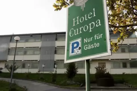 Bekommt einen neuen Namen: Das Hotel Europa am Eingang des Flughafengeländes.  Foto: ARCHIV STEINMETZ 